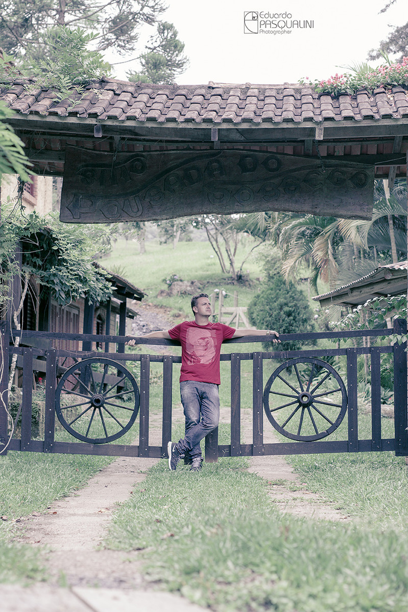 Homem apoiado em porteira, portão de sítio. Foto de Eduardo Pasqualini, fotógrafo de casamentos e ensaios em Rio do Sul, Santa Catarina.