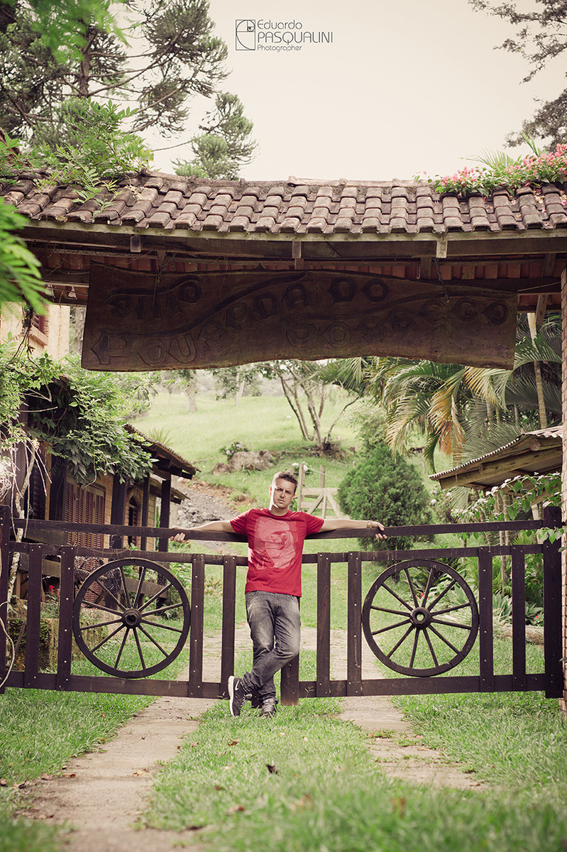 Homem apoiado em porteira, portão de sítio. Foto de Eduardo Pasqualini, fotógrafo de casamentos e ensaios em Rio do Sul, Santa Catarina.