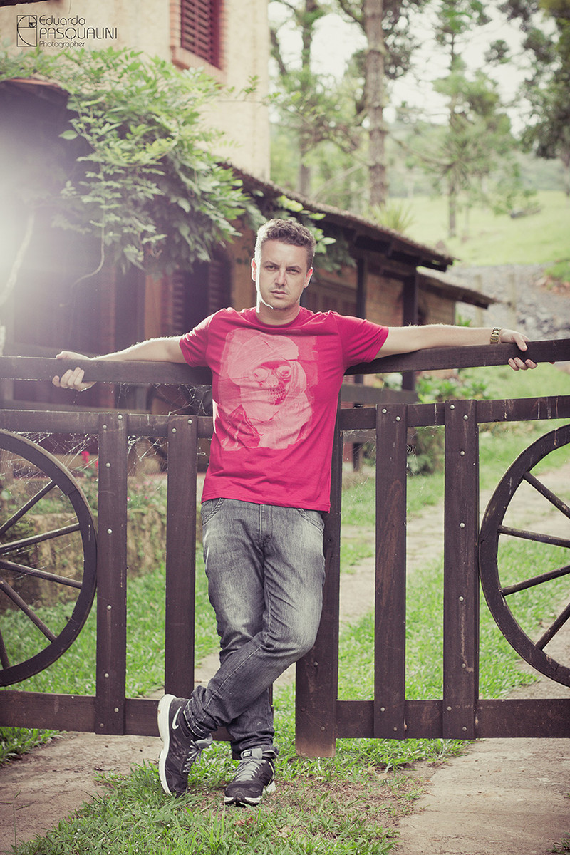 Homem apoiado em porteira, portão de sítio. Foto de Eduardo Pasqualini, fotógrafo de casamentos e ensaios em Rio do Sul, Santa Catarina.
