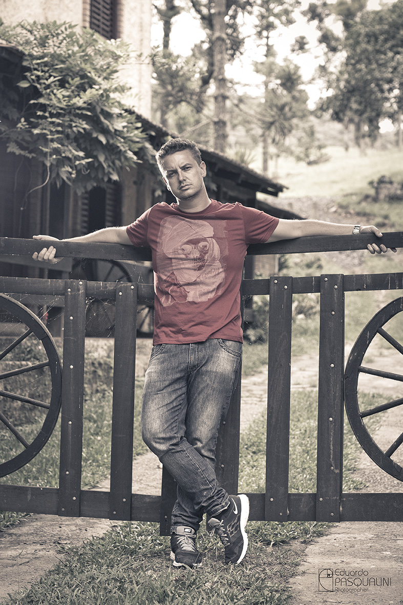 Homem apoiado em porteira, portão de sítio. Foto de Eduardo Pasqualini, fotógrafo de casamentos e ensaios em Rio do Sul, Santa Catarina.