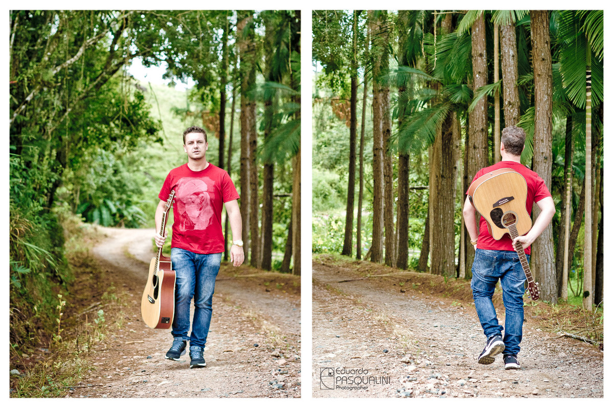 Homem andando segurando violão em uma estrada de chão. Foto de Eduardo Pasqualini, fotógrafo de casamentos e ensaios em Rio do Sul, Santa Catarina.