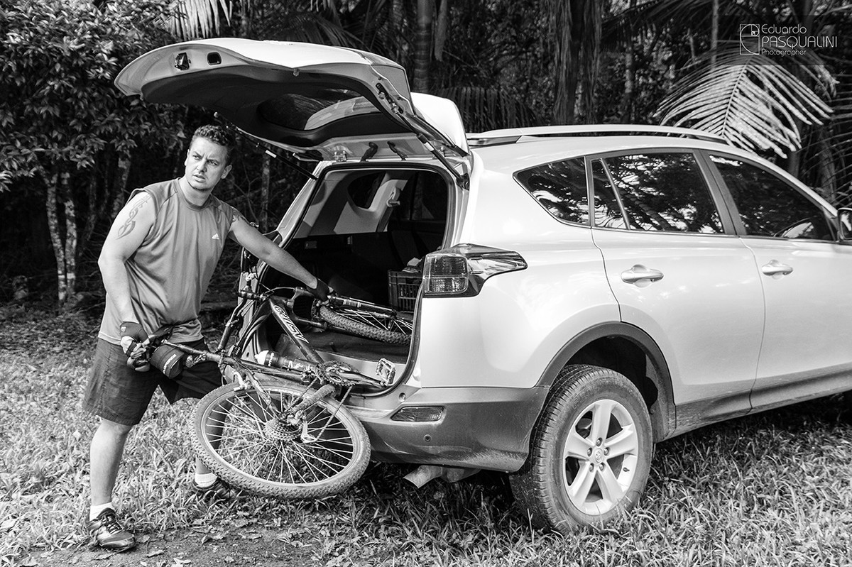 Tirando bicicleta moutain bike do carro. Foto de Eduardo Pasqualini, fotógrafo de casamentos e ensaios em Rio do Sul, Santa Catarina.