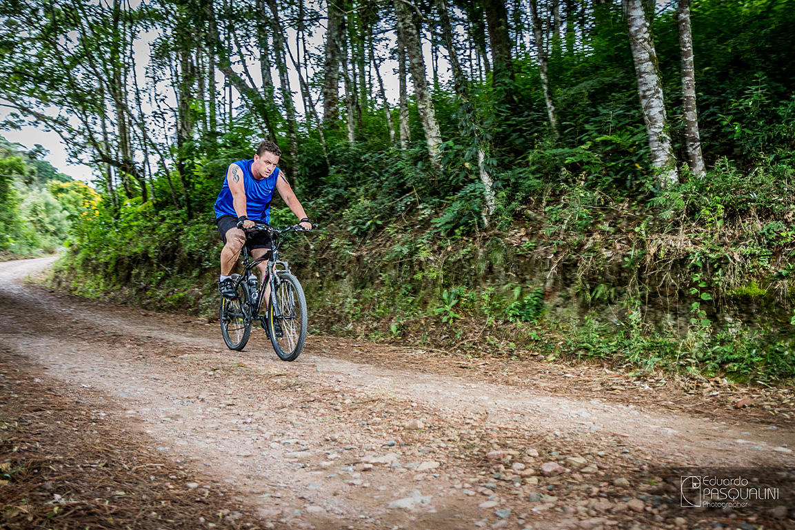 Andando de bicicleta moutain bike em estrada de terra. Foto de Eduardo Pasqualini, fotógrafo de casamentos e ensaios em Rio do Sul, Santa Catarina.