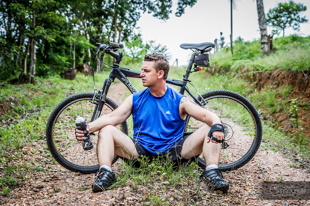Homem junto de bicicleta moutain bike em estrada rural. Foto de Eduardo Pasqualini, fotógrafo de casamentos e ensaios em Rio do Sul, Santa Catarina.