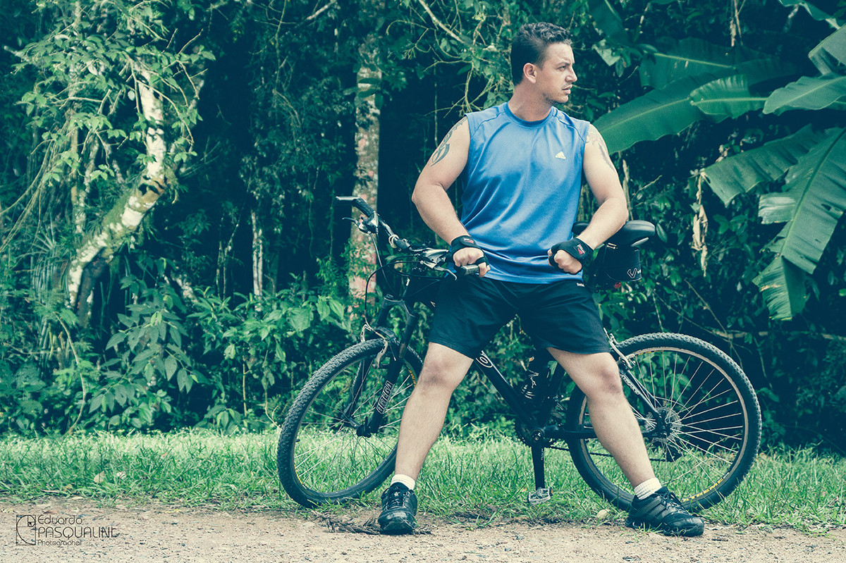 Momem com uma bicicleta moutain bike em frete a natureza. Foto de Eduardo Pasqualini, fotógrafo de casamentos e ensaios em Rio do Sul, Santa Catarina.