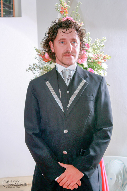 Noivo aguardando a entrada da noiva Ester. Fotografia de Eduardo Pasqualini, fotógrafo de casamentos e ensaios em Rio do Sul, Santa Catarina.