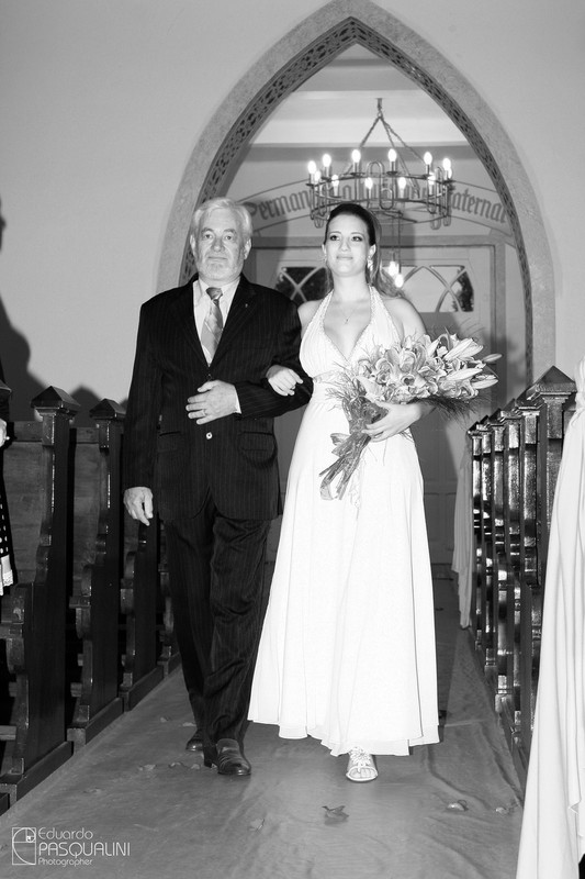 Pai da noiva a conduz ao altar. Fotografia de Eduardo Pasqualini, fotógrafo de casamentos e ensaios em Rio do Sul, Santa Catarina.