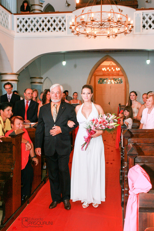 Noiva Ester e seu pai entrando na Igreja. Fotografia de Eduardo Pasqualini, fotógrafo de casamentos e ensaios em Rio do Sul, Santa Catarina.