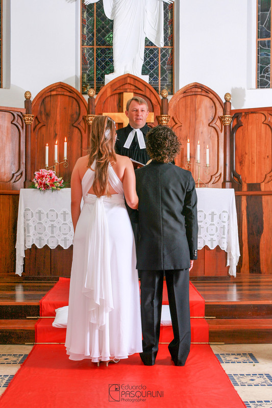 Noivos Ester e Fernando ouvindo a palavra. Fotografia de Eduardo Pasqualini, fotógrafo de casamentos e ensaios em Rio do Sul, Santa Catarina.