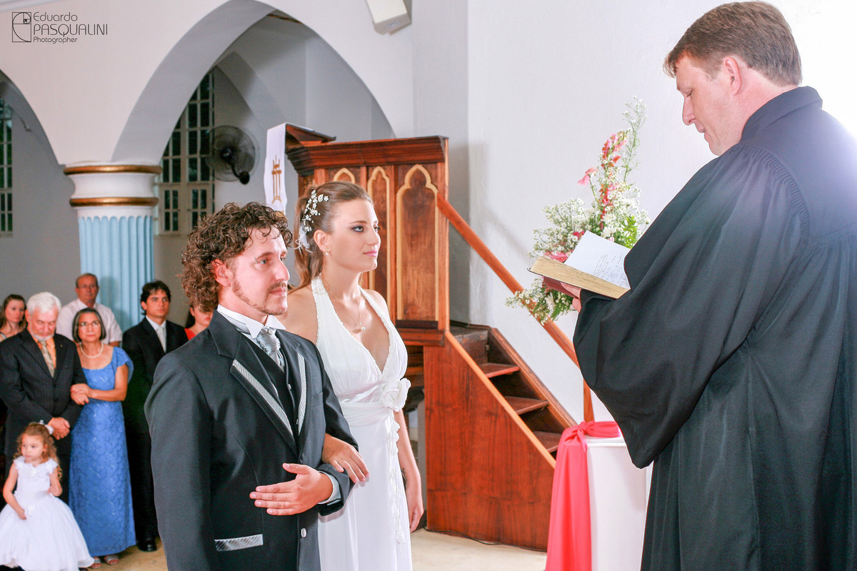 Fernando e Ester em seu casamento na igreja luterana. Fotografia de Eduardo Pasqualini, fotógrafo de casamentos e ensaios em Rio do Sul, Santa Catarina.