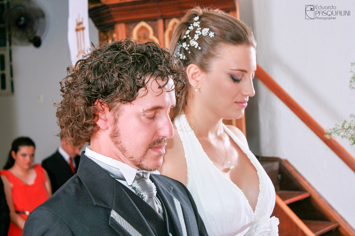 Rezando, Ester e Fernando durante casamento. Fotografia de Eduardo Pasqualini, fotógrafo de casamentos e ensaios em Rio do Sul, Santa Catarina.