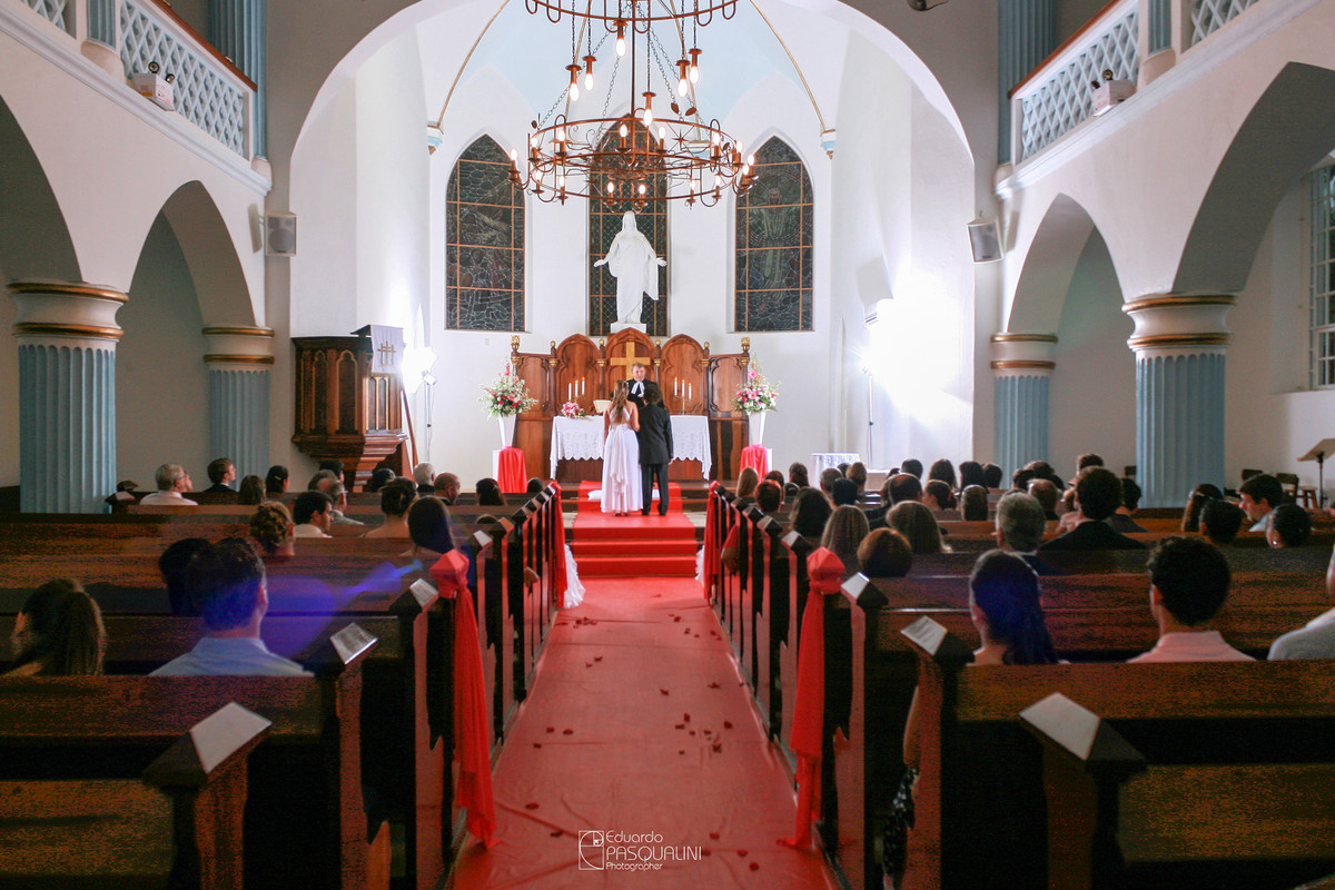 Corredor da igreja do casamento de Ester e Fernando. Fotografia de Eduardo Pasqualini, fotógrafo de casamentos e ensaios em Rio do Sul, Santa Catarina.