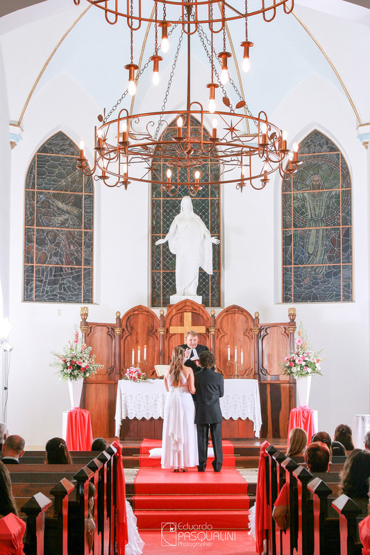 Altar da igreja durante casamento de Ester e Fernando. Fotografia de Eduardo Pasqualini, fotógrafo de casamentos e ensaios em Rio do Sul, Santa Catarina.