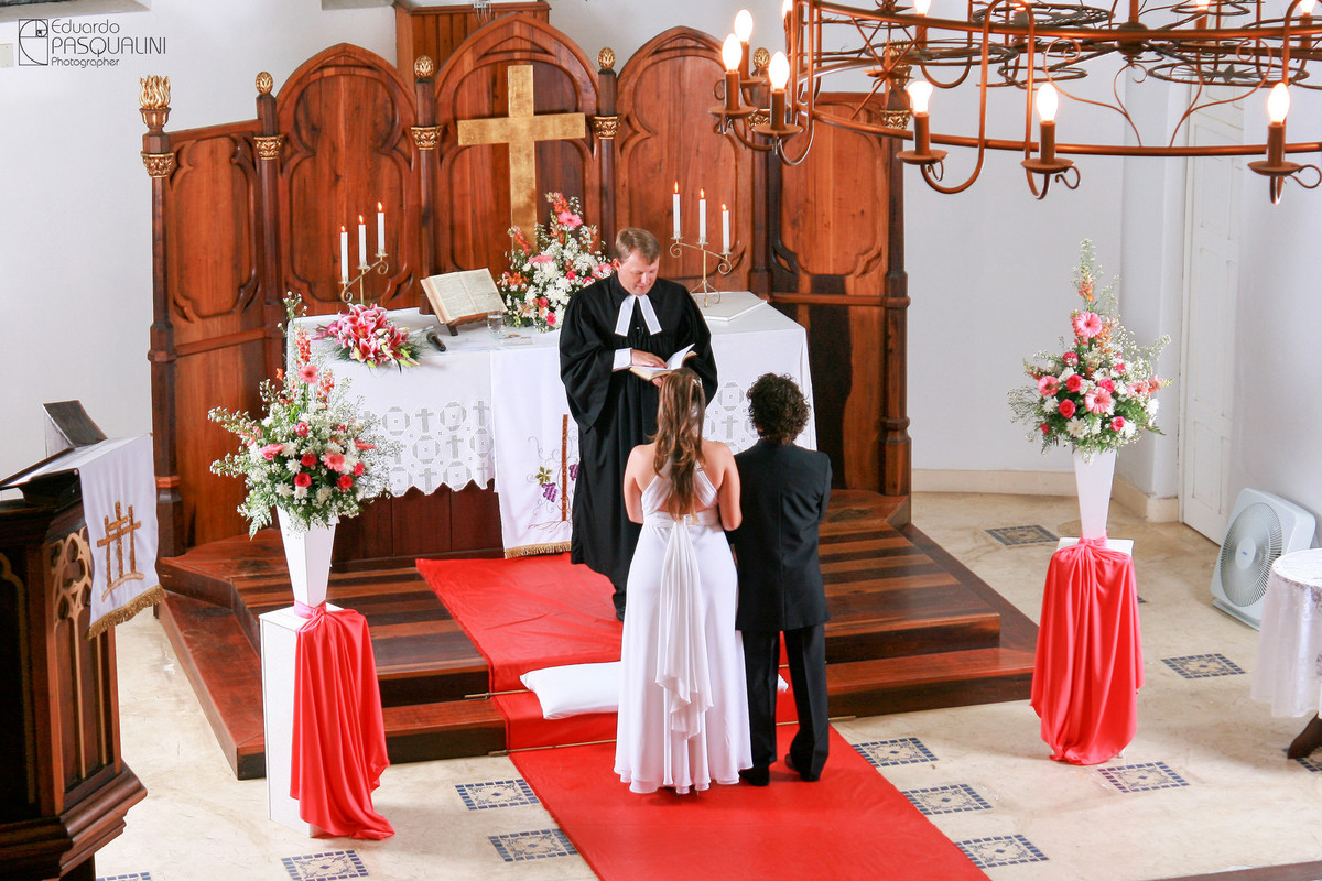 Vista de cima do altar durante a cerimônia. Fotografia de Eduardo Pasqualini, fotógrafo de casamentos e ensaios em Rio do Sul, Santa Catarina.