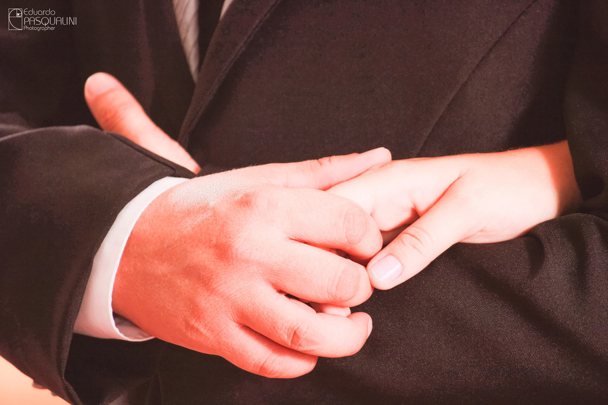 Mão de noivos durante casamento. Fotografia de Eduardo Pasqualini, fotógrafo de casamentos e ensaios em Rio do Sul, Santa Catarina.