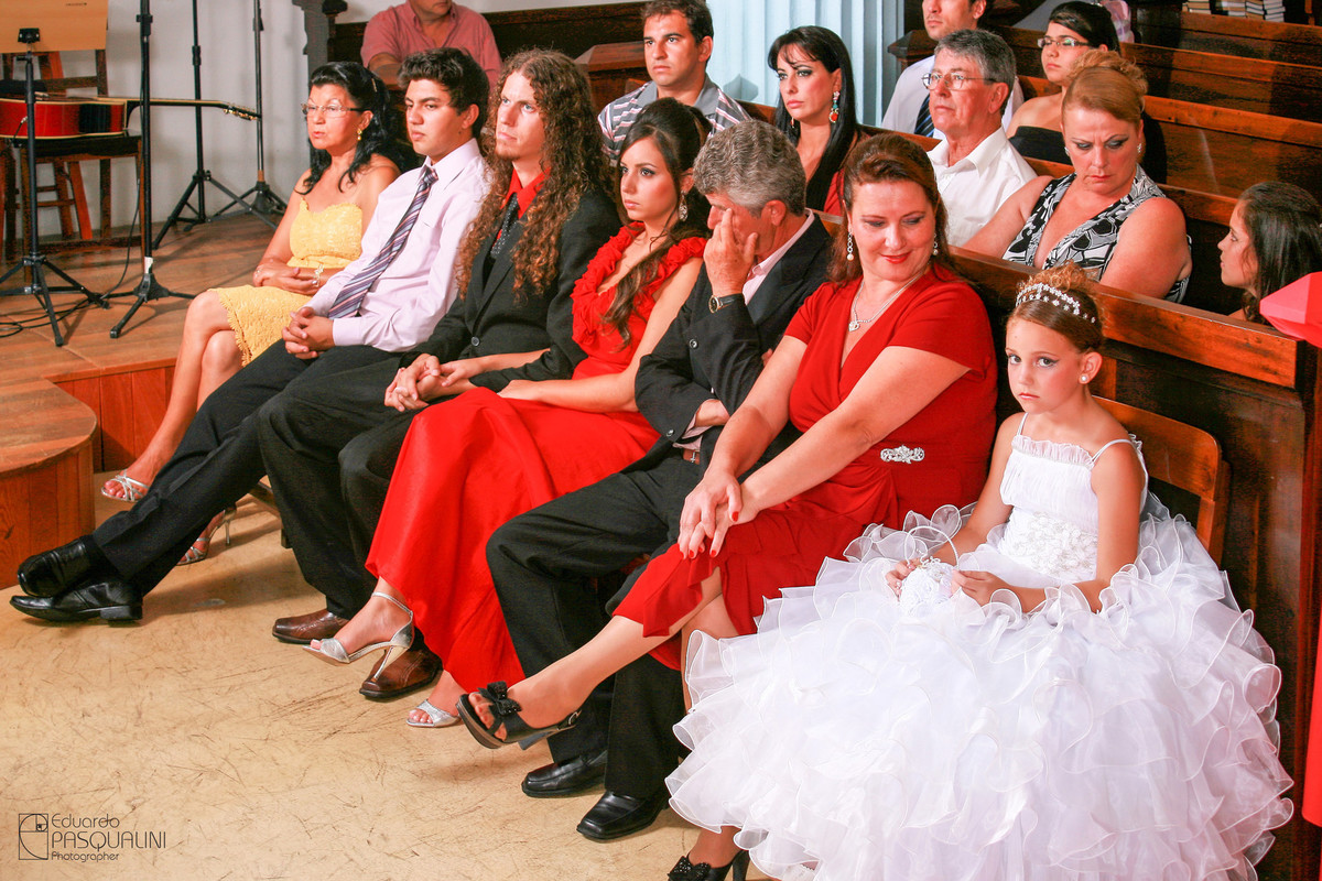 Família do noivo durante a Cerimônia. Fotografia de Eduardo Pasqualini, fotógrafo de casamentos e ensaios em Rio do Sul, Santa Catarina.