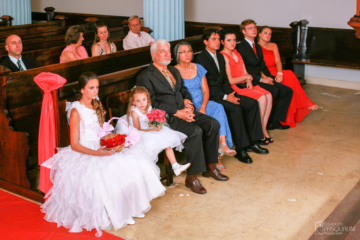 Durante a cerimônia, família da noiva ouve a palavra. Fotografia de Eduardo Pasqualini, fotógrafo de casamentos e ensaios em Rio do Sul, Santa Catarina.