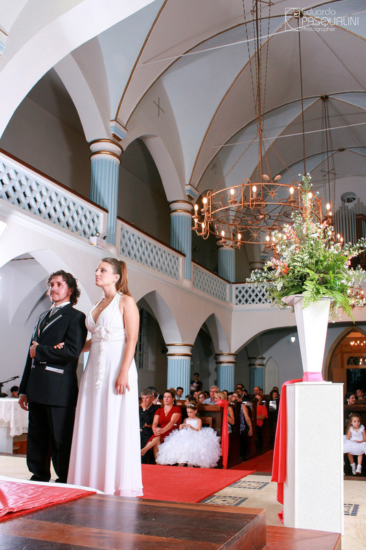 Toda a igreja durante casamento. Fotografia de Eduardo Pasqualini, fotógrafo de casamentos e ensaios em Rio do Sul, Santa Catarina.