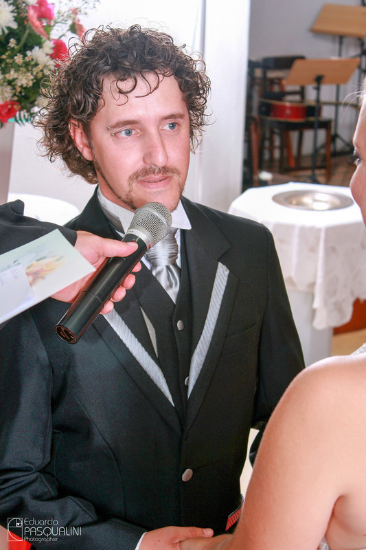 Discursando seus votos, Fernando e Ester. Fotografia de Eduardo Pasqualini, fotógrafo de casamentos e ensaios em Rio do Sul, Santa Catarina.