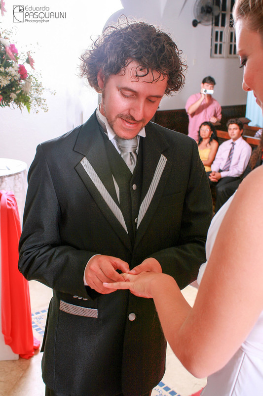 Colocando aliança em dedo de noiva Ester. Fotografia de Eduardo Pasqualini, fotógrafo de casamentos e ensaios em Rio do Sul, Santa Catarina.