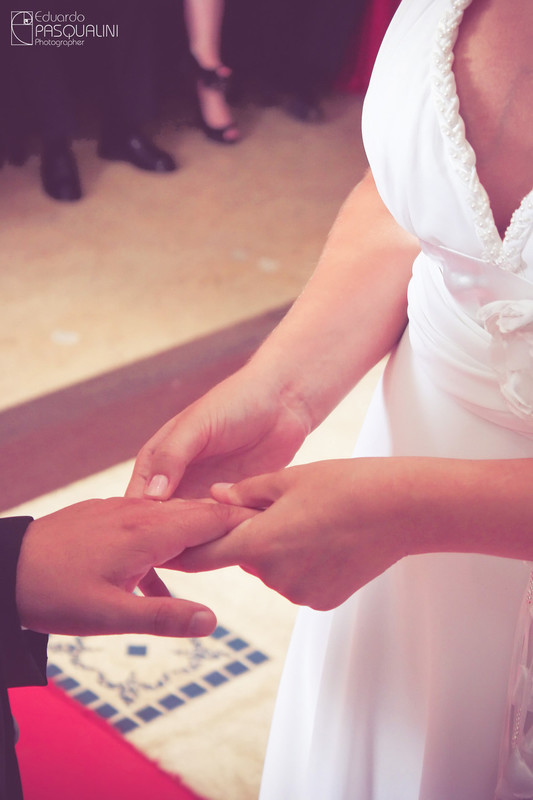 Ester coloca aliança no dedo do noivo Fernando. Fotografia de Eduardo Pasqualini, fotógrafo de casamentos e ensaios em Rio do Sul, Santa Catarina.