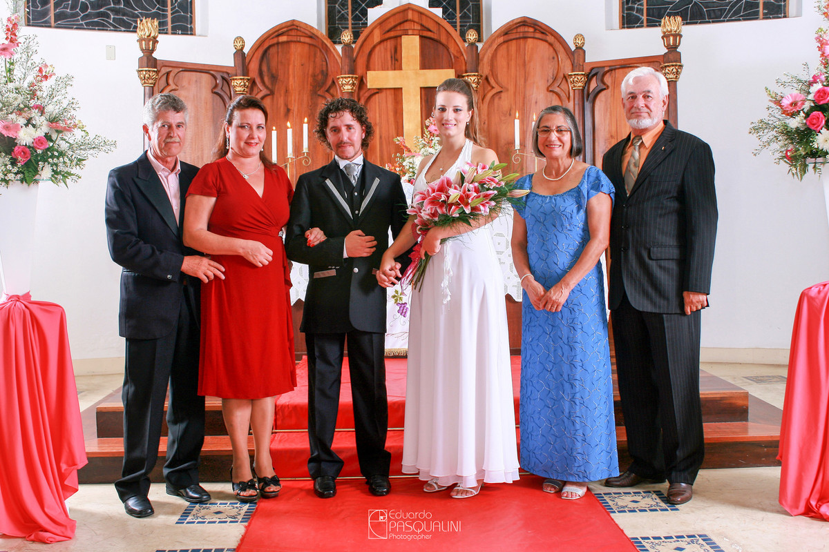 Os pais de Fernando e Ester após o casamento. Fotografia de Eduardo Pasqualini, fotógrafo de casamentos e ensaios em Rio do Sul, Santa Catarina.