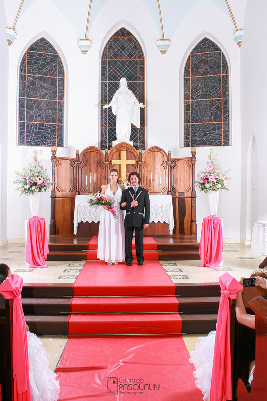 Prontos para saída da igreja, noivos Fernando e Ester. Fotografia de Eduardo Pasqualini, fotógrafo de casamentos e ensaios em Rio do Sul, Santa Catarina.