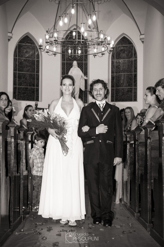 Saindo da igreja, Fernando e Ester. Fotografia de Eduardo Pasqualini, fotógrafo de casamentos e ensaios em Rio do Sul, Santa Catarina.