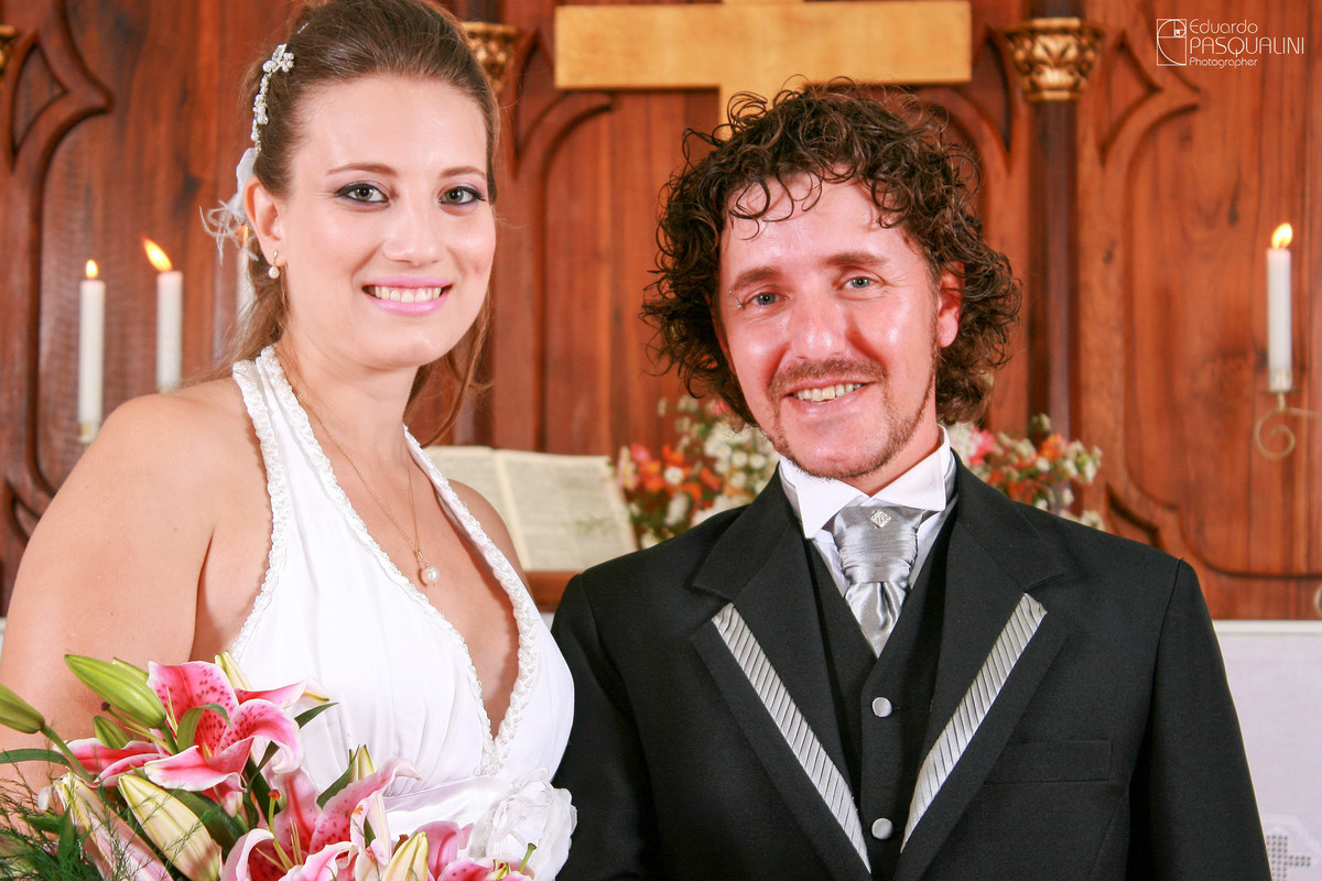 Close dos noivos Fernando e Ester. Fotografia de Eduardo Pasqualini, fotógrafo de casamentos e ensaios em Rio do Sul, Santa Catarina.