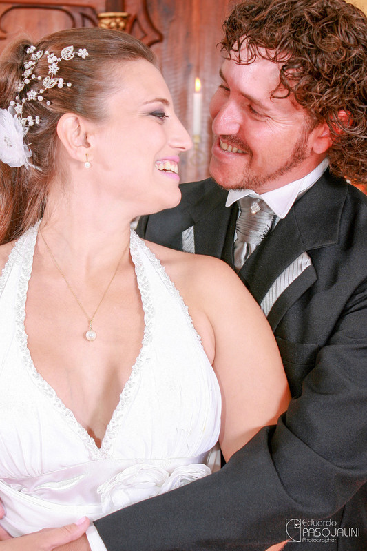 Se olhando para a melhor foto. Fernando e Ester. Fotografia de Eduardo Pasqualini, fotógrafo de casamentos e ensaios em Rio do Sul, Santa Catarina.