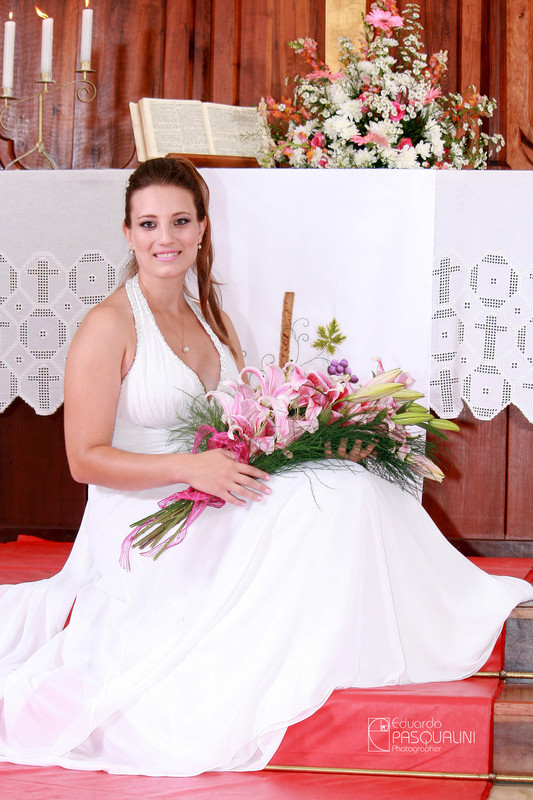 Noiva Ester sentada em degraus do altar posando para foto. Fotografia de Eduardo Pasqualini, fotógrafo de casamentos e ensaios em Rio do Sul, Santa Catarina.