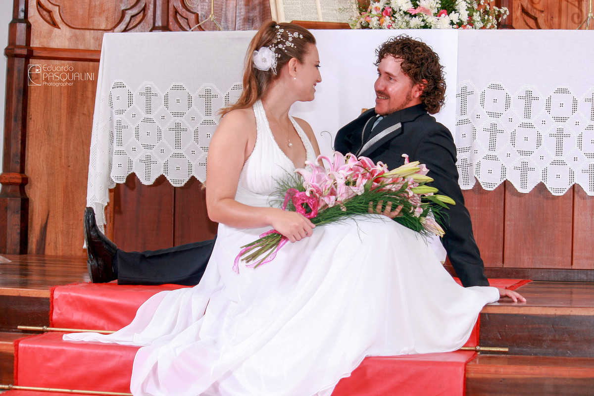 Noivo e Noiva se olhando após casamento. Fotografia de Eduardo Pasqualini, fotógrafo de casamentos e ensaios em Rio do Sul, Santa Catarina.