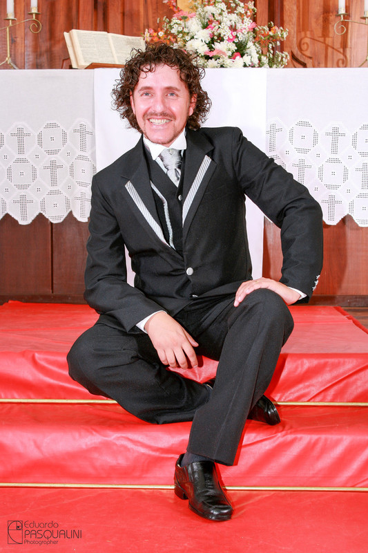Super sorriso de noivo Fernando. Fotografia de Eduardo Pasqualini, fotógrafo de casamentos e ensaios em Rio do Sul, Santa Catarina.