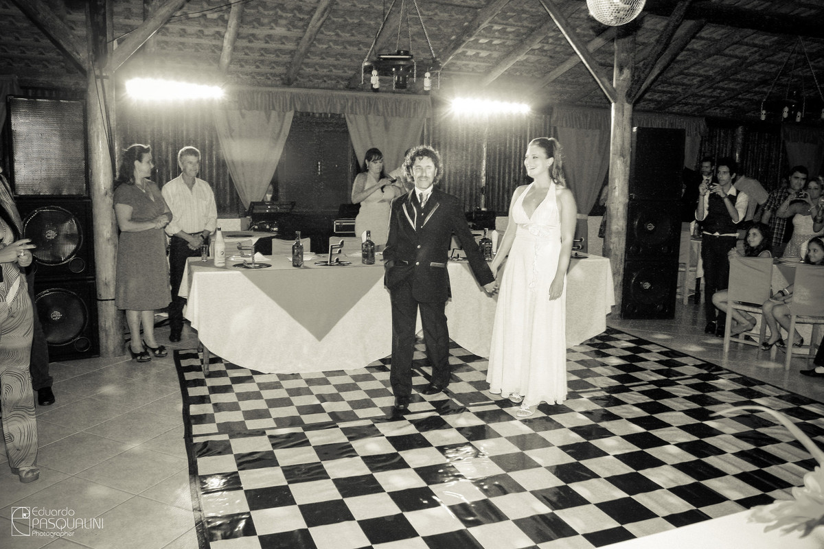 Entrada no salão de festa de Fernando e Ester. Fotografia de Eduardo Pasqualini, fotógrafo de casamentos e ensaios em Rio do Sul, Santa Catarina.