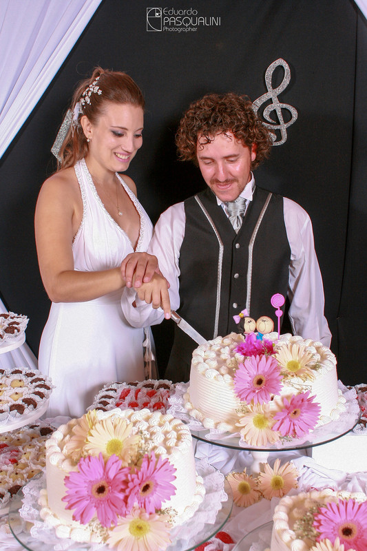 Corte do bolo de casamento de Fernando e Ester. Fotografia de Eduardo Pasqualini, fotógrafo de casamentos e ensaios em Rio do Sul, Santa Catarina.