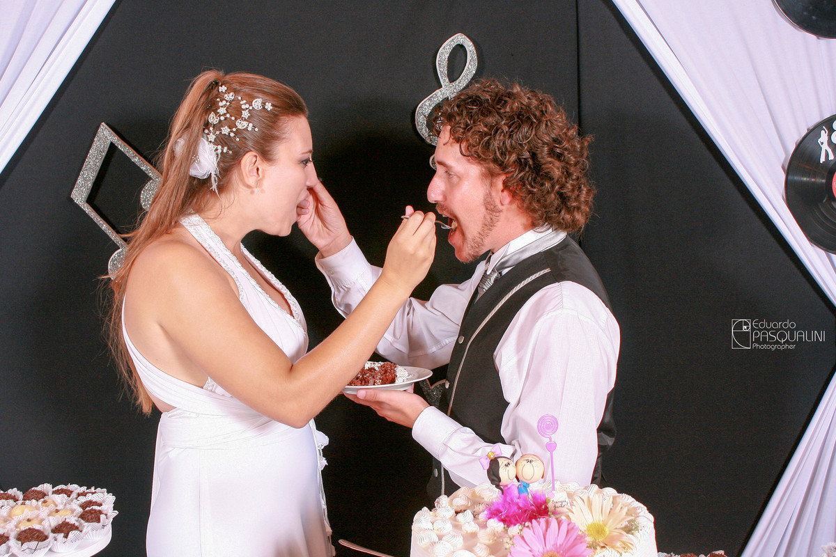 Dando bolo na boca, Casamento de Fernando e Ester. Fotografia de Eduardo Pasqualini, fotógrafo de casamentos e ensaios em Rio do Sul, Santa Catarina.