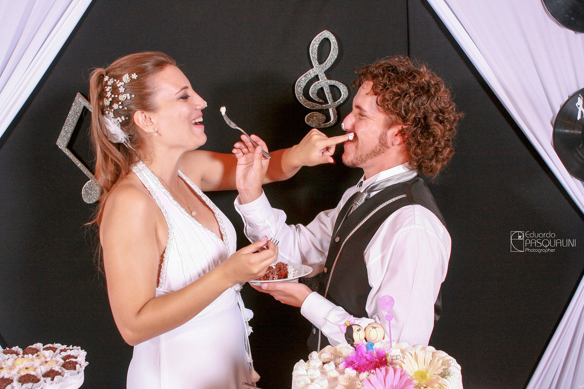 Brincando com o bolo, Fernando e Ester se sujam com chantili. Fotografia de Eduardo Pasqualini, fotógrafo de casamentos e ensaios em Rio do Sul, Santa Catarina.