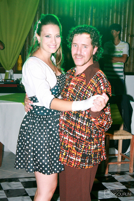 Em festa retro, noivos dançam a primeira valsa da noite. Fotografia de Eduardo Pasqualini, fotógrafo de casamentos e ensaios em Rio do Sul, Santa Catarina.