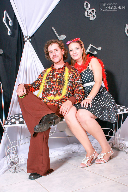Traje temático anos 80 para a festa do casamento de Fernando e Ester. Fotografia de Eduardo Pasqualini, fotógrafo de casamentos e ensaios em Rio do Sul, Santa Catarina.