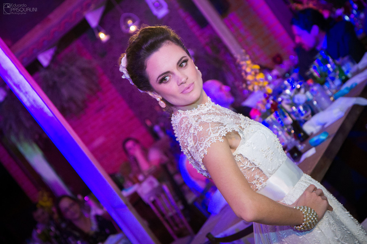 Mandando beijinho noiva Débora. Fotografia de Eduardo Pasqualini, fotógrafo de casamentos e ensaios em Rio do Sul, Santa Catarina.