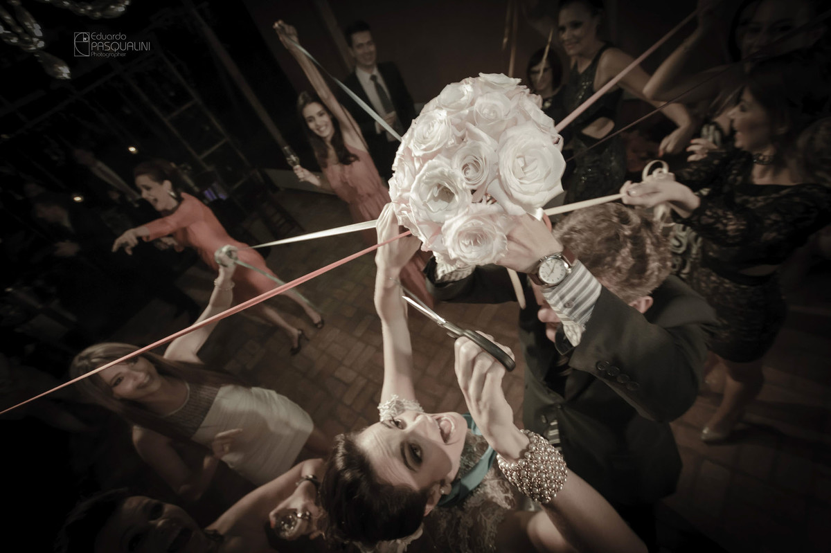 Cortando as fitas do buque. Fotografia de Eduardo Pasqualini, fotógrafo de casamentos e ensaios em Rio do Sul, Santa Catarina.
