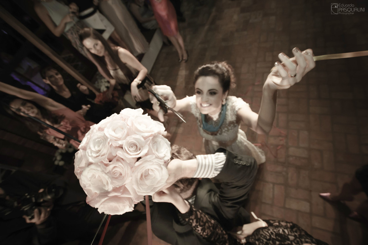 Buque de fitas é cortado por noiva. Fotografia de Eduardo Pasqualini, fotógrafo de casamentos e ensaios em Rio do Sul, Santa Catarina.