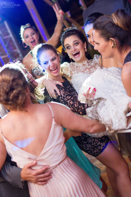 Amigas animadas com noiva no colo. Fotografia de Eduardo Pasqualini, fotógrafo de casamentos e ensaios em Rio do Sul, Santa Catarina.
