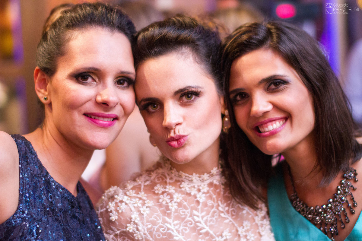 Noiva Débora com irmã e amiga. Fotografia de Eduardo Pasqualini, fotógrafo de casamentos e ensaios em Rio do Sul, Santa Catarina.