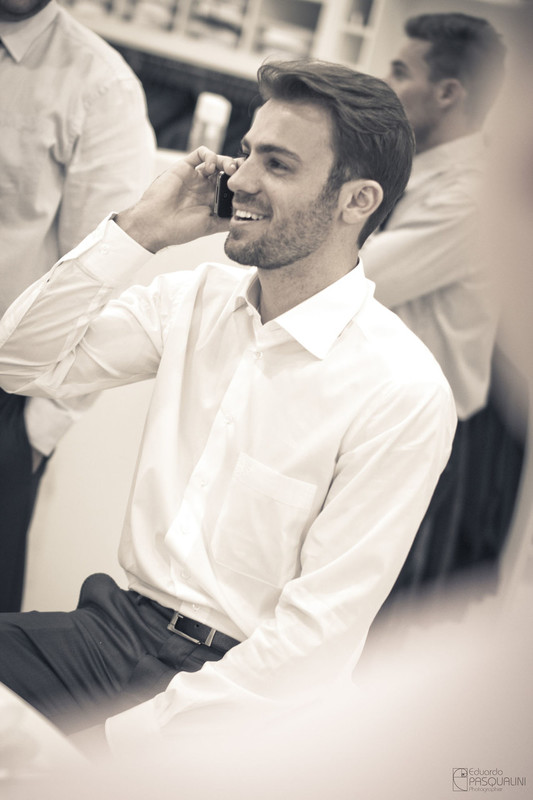 Making of noivo no dia do casamento. Fotografia de Eduardo Pasqualini, fotógrafo de casamentos e ensaios em Rio do Sul, Santa Catarina.