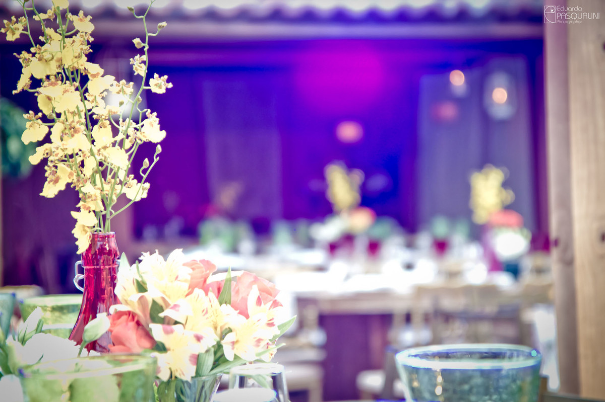 Flores da decoração do casamento de Débora e Eduardo. Fotografia de Eduardo Pasqualini, fotógrafo de casamentos e ensaios em Rio do Sul, Santa Catarina.