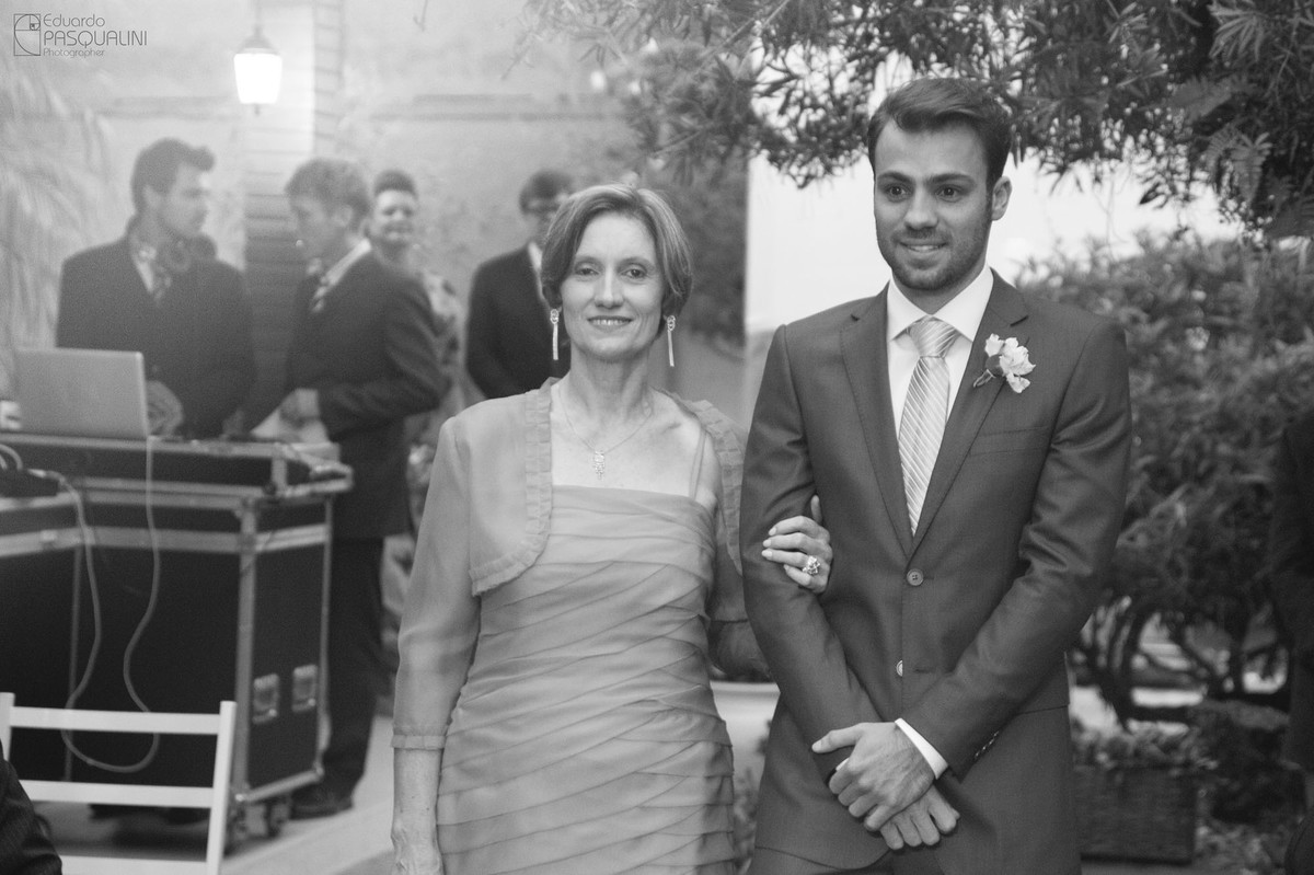 Entrada do noivo e sua mãe. Fotografia de Eduardo Pasqualini, fotógrafo de casamentos e ensaios em Rio do Sul, Santa Catarina.