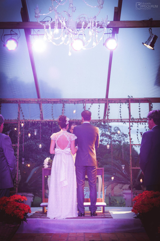Noivos fotografados por trás durante cerimônia. Fotografia de Eduardo Pasqualini, fotógrafo de casamentos e ensaios em Rio do Sul, Santa Catarina.