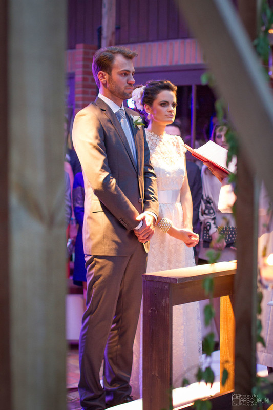 Escutando a palavra, noivos durante casamento. Fotografia de Eduardo Pasqualini, fotógrafo de casamentos e ensaios em Rio do Sul, Santa Catarina.