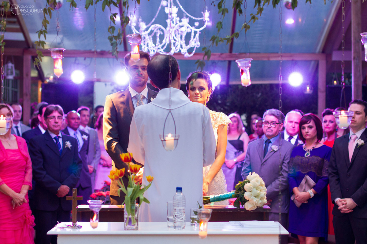 Débora e Eduardo durante a cerimônia do casamento. Fotografia de Eduardo Pasqualini, fotógrafo de casamentos e ensaios em Rio do Sul, Santa Catarina.
